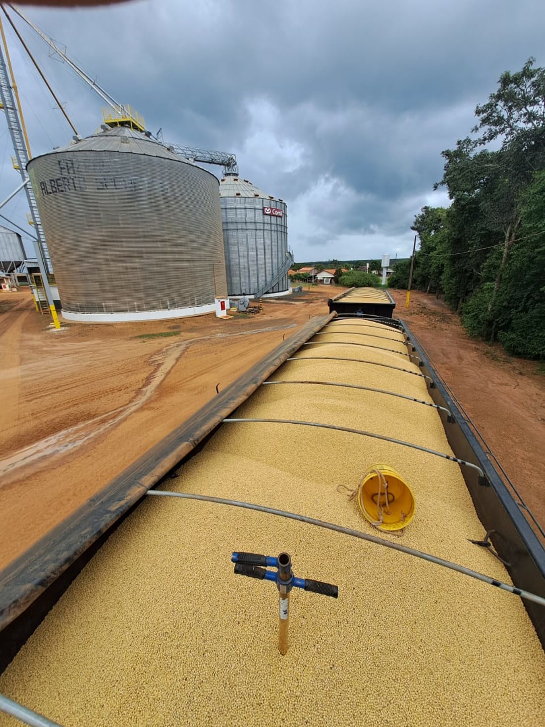 Caminhão carregado de soja junto aos silos